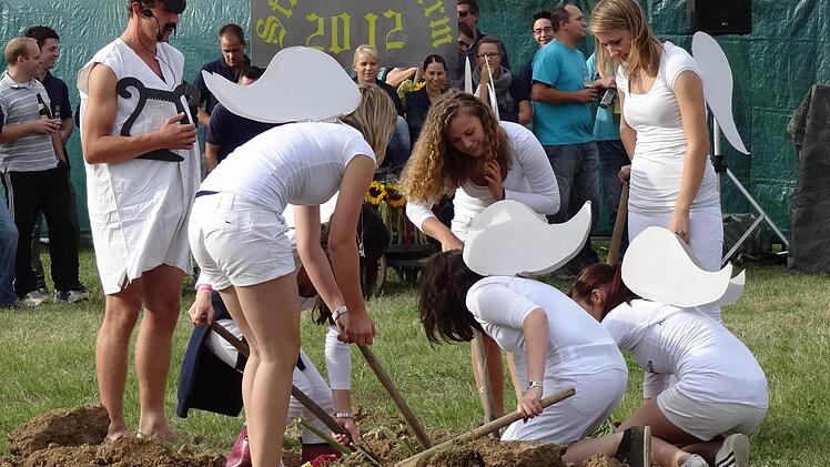 Aloisius (Johannes Knott) und seine Engelchen suchen verzweifelt nach dem Kirchweih-Bierfass. Fotos: Elli Stühler