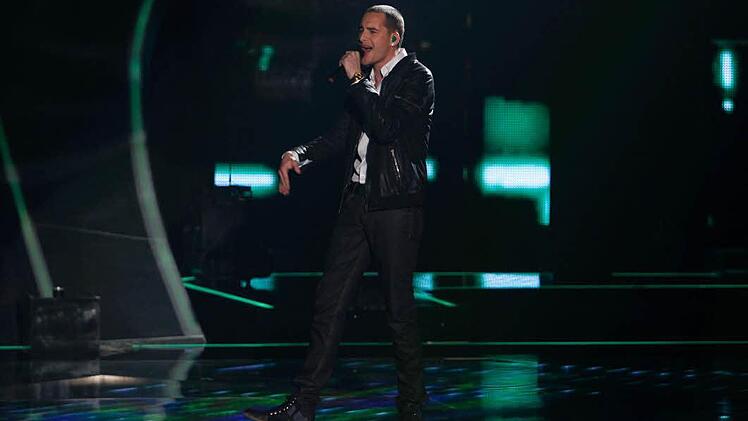 Michael sang Craig Davids Seven Days - und legte dabei sogar einen kleinen Tanz auf die große Bühne. Foto: SAT.1/ProSieben/Richard Hübner