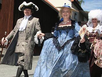 Mode von anno dazumal, die nicht nur die Damenwelt ins Schwärmen bringt.