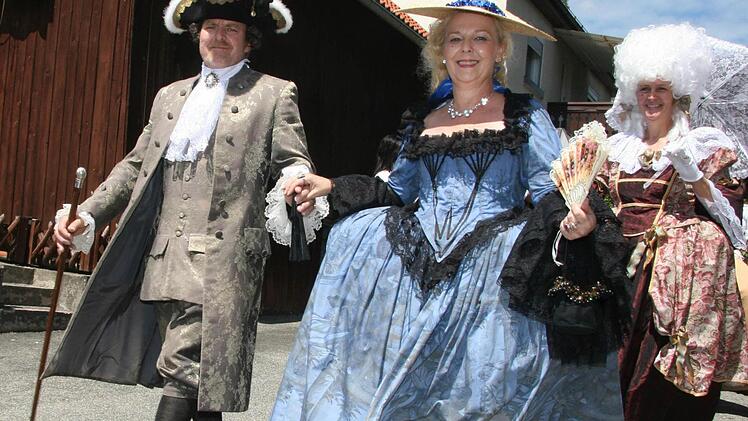 Mode von anno dazumal, die nicht nur die Damenwelt ins Schwärmen bringt.