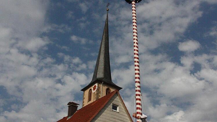 Kirchturm und Kirmesbaum