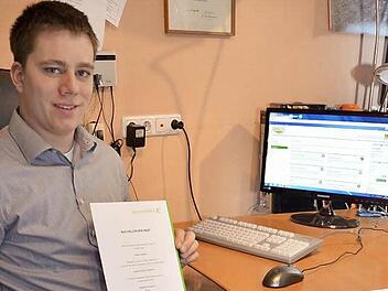 Florian Zehnter aus Haig trägt nach erfolgreich abgeschlossenem Hochschulstudium in Landwirtschaft den akademischen Grad Bachelor of Science und zeigt mit Stolz seine Urkunde. Viel Zeit verbringt er mit Bürokratie im Büro am Computer, erklärt er und ärgert sich über die vielen Dokumentationen, die täglich zu erstellen sind. Foto: K.-H. Hofmann
