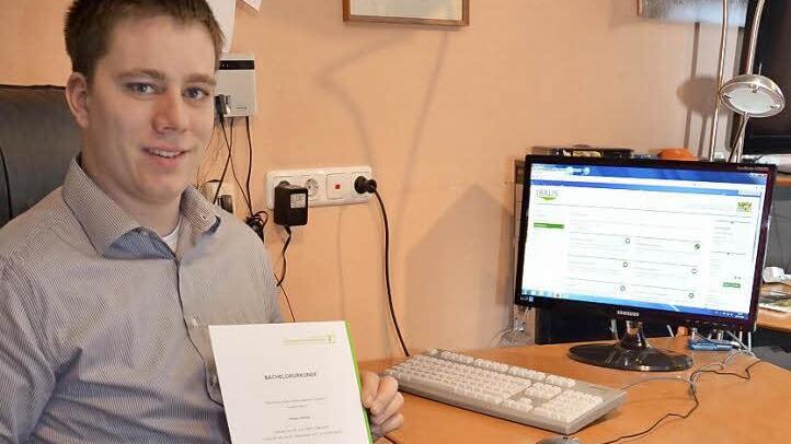 Florian Zehnter aus Haig trägt nach erfolgreich abgeschlossenem Hochschulstudium in Landwirtschaft den akademischen Grad Bachelor of Science und zeigt mit Stolz seine Urkunde. Viel Zeit verbringt er mit Bürokratie im Büro am Computer, erklärt er und ärgert sich über die vielen Dokumentationen, die täglich zu erstellen sind. Foto: K.-H. Hofmann