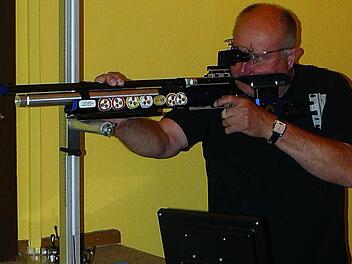 Ehrenschützenmeister Werner Gareis war es vorbehalten, den ersten Schuss auf einem der neuen elektronischen Stände abzugeben. Foto: Klaus-Peter Wulf