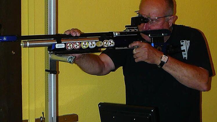 Ehrenschützenmeister Werner Gareis war es vorbehalten, den ersten Schuss auf einem der neuen elektronischen Stände abzugeben. Foto: Klaus-Peter Wulf