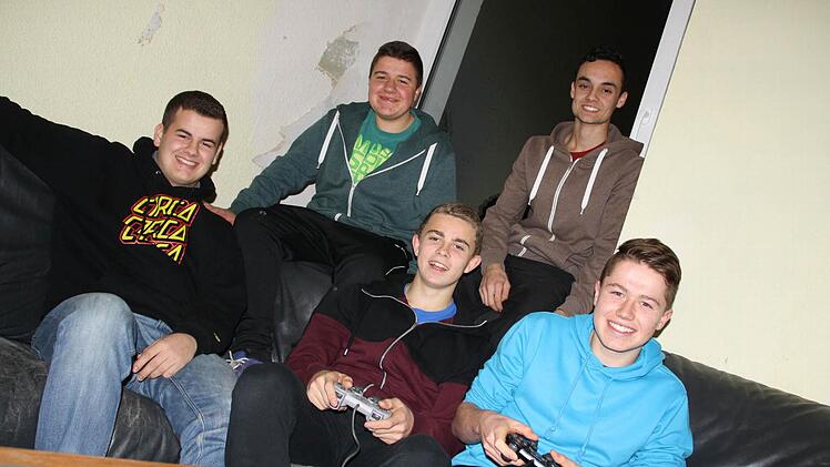 Die Auraer Jugendlichen (von links) Christian Holzinger, Niklas Graser, Lukas Baldauf, Levin Geßner und Stefan Graser unternehmen am liebsten jede Menge draußen, nur wenn sonst nichts geht, zocken sie auch mal an der Play-Station. Whatsapp benutzen sie vor allem, um sich zu verabreden.  Foto: Ralf Ruppert