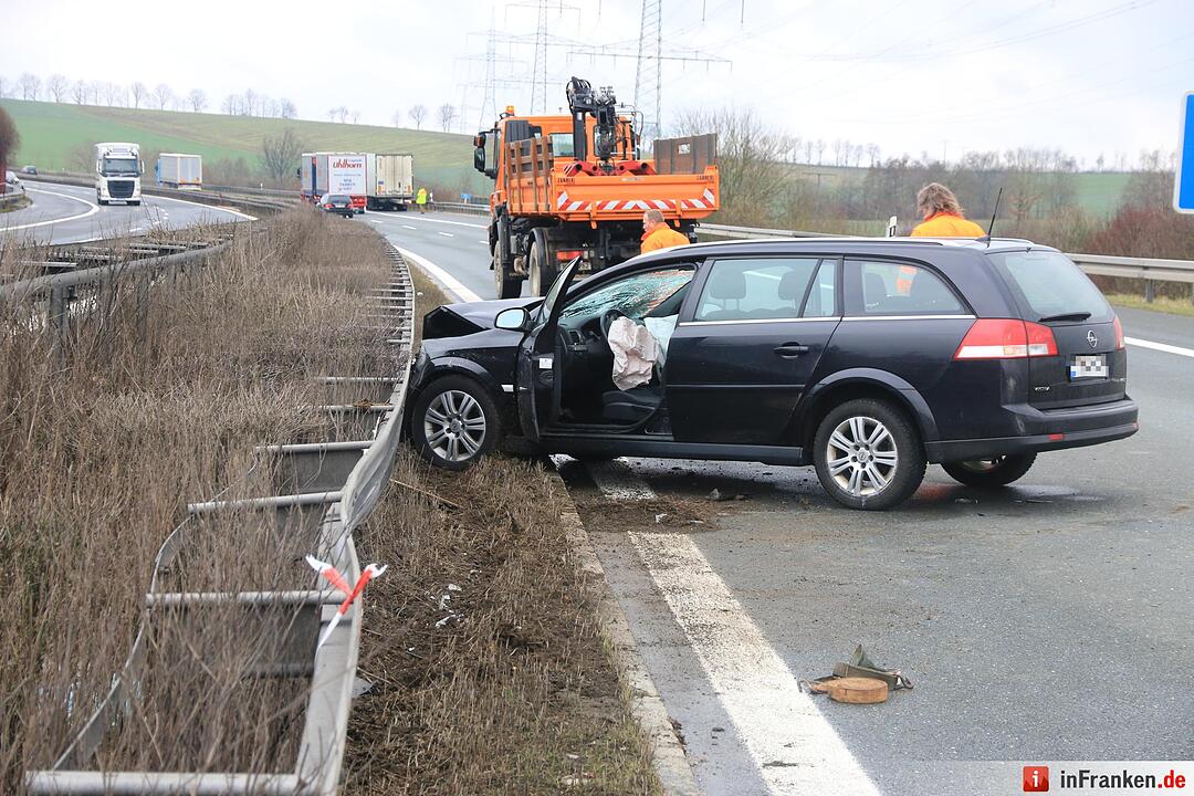 Pkw kracht auf A70 bei Scheßlitz gegen Leitplanke