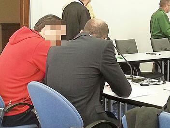 Der Angeklagte (links) spricht vor Prozessbeginn mit seinem Dolmetscher.  Foto: Pack