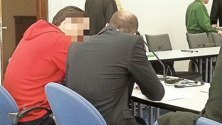 Der Angeklagte (links) spricht vor Prozessbeginn mit seinem Dolmetscher.  Foto: Pack