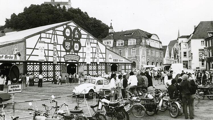 Das Kulmbacher Bierfest 1979 - damals war das Zelt noch viel kleiner, und der First hatte Ost-West-Richtung. Foto: Archiv - Stephan Tiroch