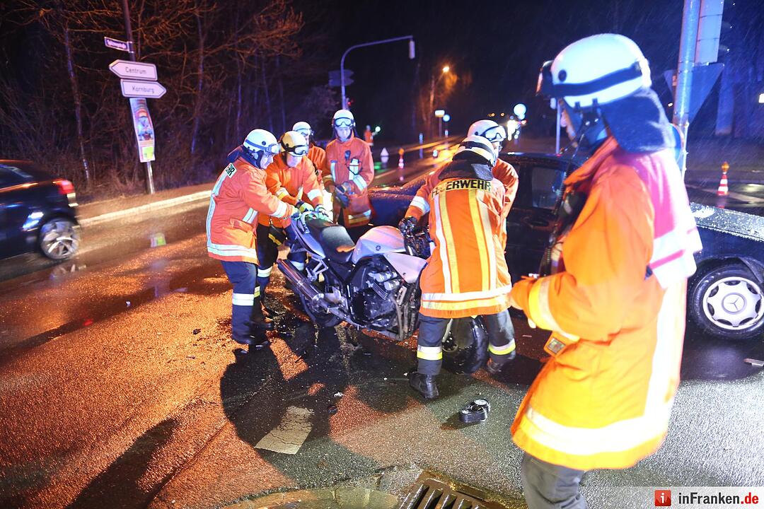 Mercedes erfasst Motorradfahrerin und verletzt sie schwer