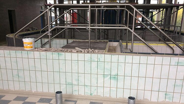 Blick in die Baustelle der Therme Natur in Bad Rodach - im Vordergrund zu sehen sind drei Rohre, aus denen schon bald Birken herausragen sollen.Oliver Schmidt