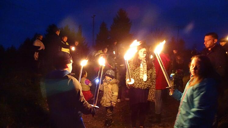 Erhellt von Fackeln und Lampen zogen rund 60 Kinder mit ihren  erwachsenen Begleitern zum Samhain-Fest in Nordhalben.