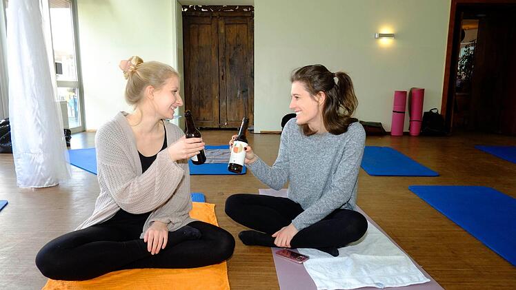 Entspannung beim Bier-Yoga in Nürnberg. Foto: Nikolas Pelke