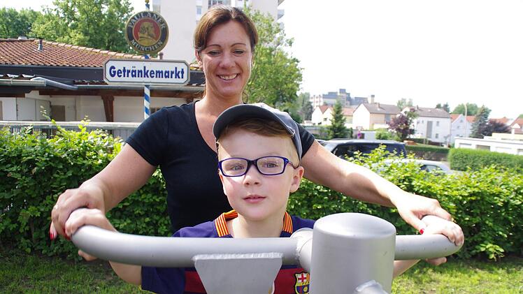 Bianca und Philip Rohde erkunden den neuen Spielplatz. Foto: Marco Meißner