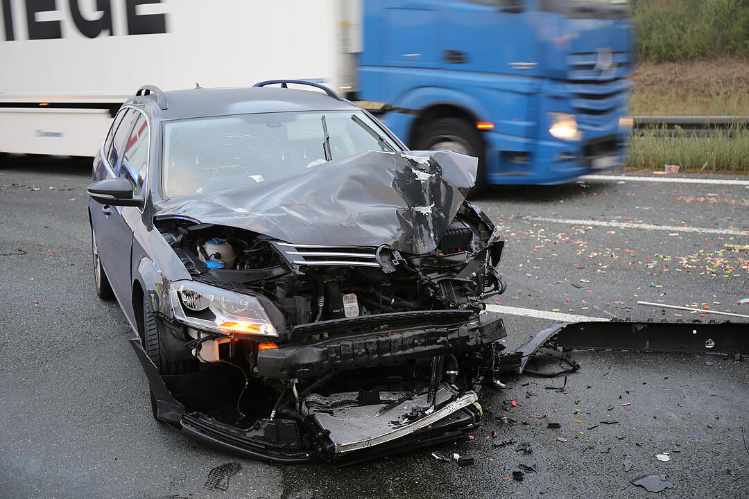 Anhänger umgekippt - Gummibärchen auf der A9 verteilt