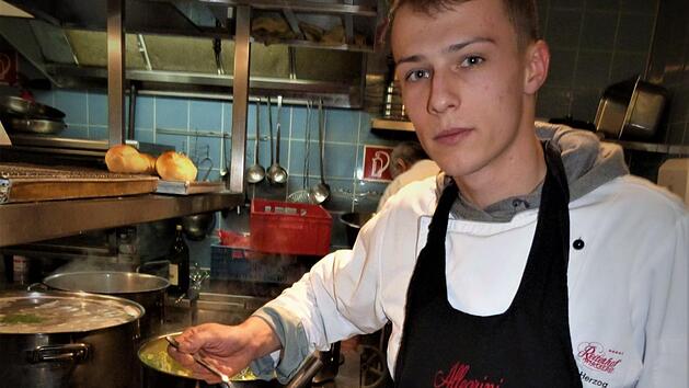 Sebastian Fichtner ist einer von drei Koch-Azubis im Reiterhof in Wirsberg.Werner Rei&szlig;aus