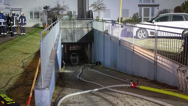 In Rednitzhembach in Mittelfranken ist ein Feuer in einer Tiefgarage ausgebrochen. 50 Bewohner mussten in Sicherheit gebracht werden. Foto: NEWS5 / Schmelzer