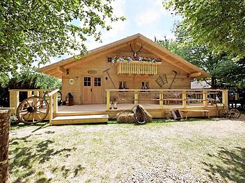 Die Eventhütte bildet das Zentrum der Outdoor Base, die inzwischen "Heimatdorf Fränkische Schweiz" heißt.  Foto: Act.3/Archiv
