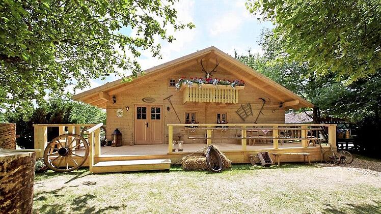 Die Eventhütte bildet das Zentrum der Outdoor Base, die inzwischen "Heimatdorf Fränkische Schweiz" heißt.  Foto: Act.3/Archiv