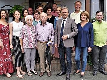 Mit Glückwünschen überhäuft wurde der Seniorchef der Reitscher Firma Wolf, Altmeister Herbert Wolf (Mitte). Mit im Bild die Familie sowie Bürgermeister Rainer Detsch (Dritter von rechts) und Gemeinderätin Hedwig Klinger (Zweite von rechts).  Foto: Gerd Fleischmann