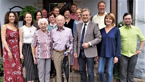 Mit Glückwünschen überhäuft wurde der Seniorchef der Reitscher Firma Wolf, Altmeister Herbert Wolf (Mitte). Mit im Bild die Familie sowie Bürgermeister Rainer Detsch (Dritter von rechts) und Gemeinderätin Hedwig Klinger (Zweite von rechts).  Foto: Gerd Fleischmann
