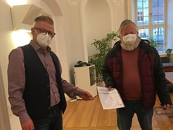 Eine Liste mit 88 Unterschriften, die das Bauvorhaben einer Investorengruppe in der Hannes-Strehly-Straße ablehnt, übergab  Harald Schmidt (links) an Zweiten Bürgermeister Frank Wilzok. Foto: Stephan Tiroch