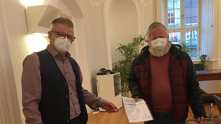 Eine Liste mit 88 Unterschriften, die das Bauvorhaben einer Investorengruppe in der Hannes-Strehly-Straße ablehnt, übergab  Harald Schmidt (links) an Zweiten Bürgermeister Frank Wilzok. Foto: Stephan Tiroch