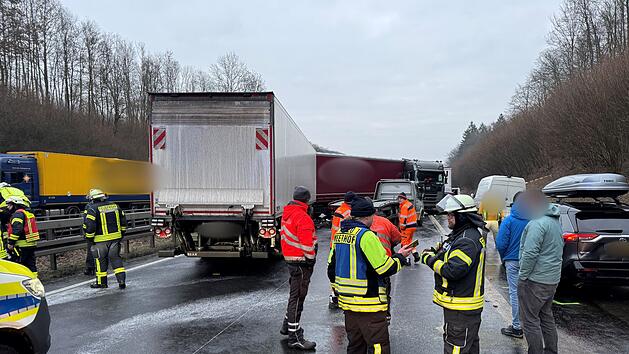 Unfallserie auf der A44 - Tote und Verletzte