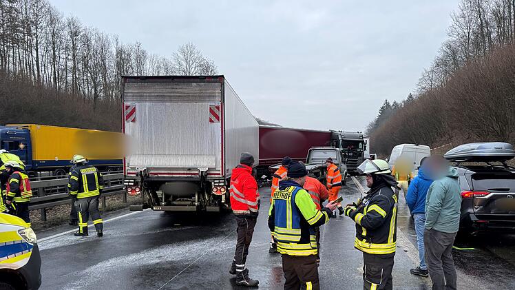 Unfallserie auf der A44 - Tote und Verletzte