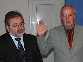 Stellvertretender Bürgermeister Hermann Dörfler (rechts) bei seiner Vereidigung durch Bürgermeister Norbert Volk.  Foto: Archiv/Matthias Beetz