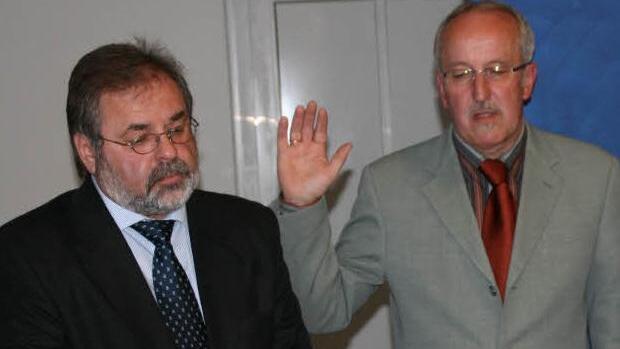 Stellvertretender Bürgermeister Hermann Dörfler (rechts) bei seiner Vereidigung durch Bürgermeister Norbert Volk.  Foto: Archiv/Matthias Beetz