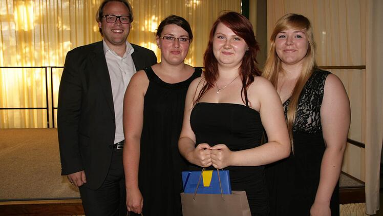 Die drei Jahrgangsbesten bekamen einen Buchpreis vom stellvertretenden Landrat Christian Pech überreicht, von links Natascha Kratz, Alina Jaufmann und Hildegard Emrich-Tiba. Foto: Sylvia Hubele