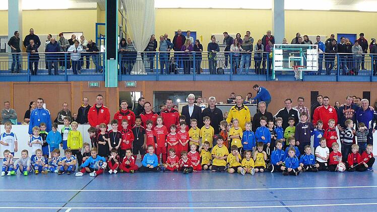 Die sechs G-Junioren-Mannschaften stellen sich zum Erinnerungsfoto. Foto: Klaus-Peter Wulf