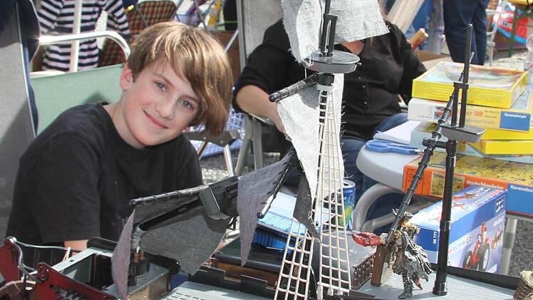 Heiner Strobel (13) will sich von seinem stolzen Piratenschiff trennen. Foto: Sonja Adam