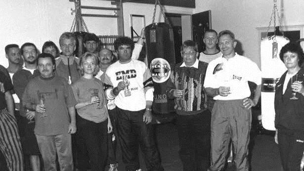 Die ATS-Fitnessboxer nach der Wiedergründung 1996 mit (von rechts) Heidesuse Wagner, Box-Abteilungsleiter Willy Kastner und dem damaligen Vorstandsvorsitzenden Rainer Schulte. Foto: Christian Schuberth
