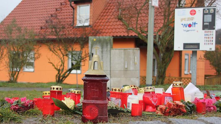 An der Stelle, an der Janina von einer Kugel getroffen wurde, sind Kerzen aufgestellt. Der mutmaßliche Todesschütze wohnte im Haus im Hintergrund, vom Garten aus feuerte er seine Waffe ab. Das Bild entstand im Januar dieses Jahres, wenige Tage nach der Tat. Foto: Andreas Lösch/Archiv