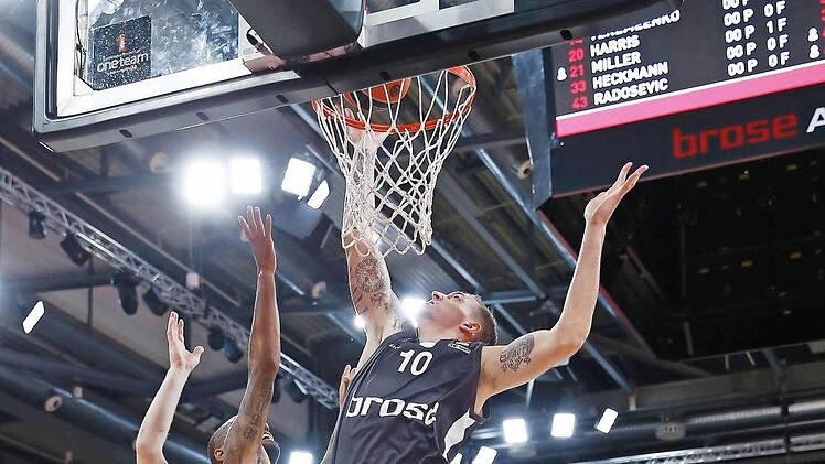 Daniel Theis tippt den Ball in den Korb.