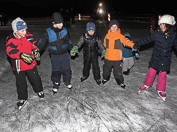 Nicht nur die Kinder hatten ihren Spaß auf dem Eis.  Foto: Evi Seeger