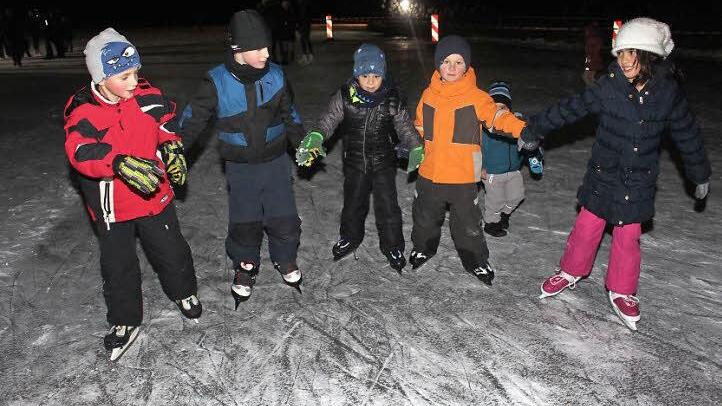 Nicht nur die Kinder hatten ihren Spaß auf dem Eis.  Foto: Evi Seeger