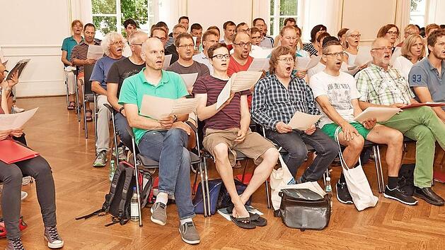 Erste gemeinsame Chorprobe im Spiegelsaal  Foto: Schraudner/Stadtarchiv