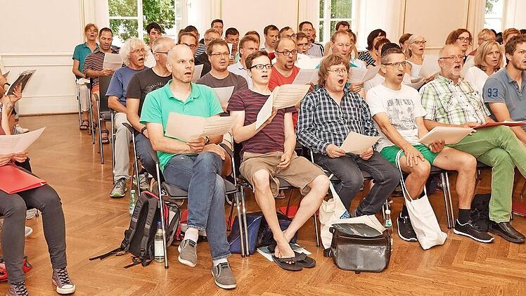 Erste gemeinsame Chorprobe im Spiegelsaal  Foto: Schraudner/Stadtarchiv