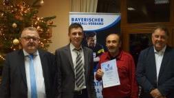 Seit 50 Jahren Schiedsrichter ist der Machtilshäuser Anton Stöth (Zweiter von rechts). Es gratulierten (von links) Norbert Kröckel, Alexander Arnold und Ludwig Weisenseel.Konstantin Schaab