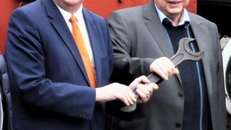 Landrat Klaus Peter Söllner (Dritter von links) und der Vorsitzende der Eisenbahnfreunde Zollernbahn, Klaus Bogenschütz (rechts daneben),  vor der Lok. Foto: Werner Reißaus