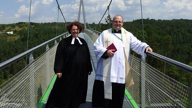 Domvikar Norbert F&ouml;rster (rechts) und Pfarrerin Karin Volke-Klink (links) segneten die neuen Attraktionen in Pottenstein.Thomas Weichert