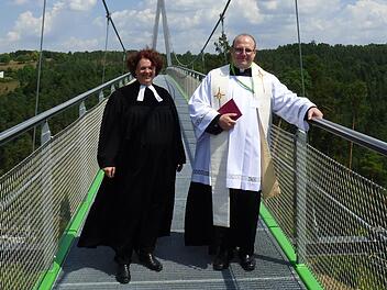 Domvikar Norbert Förster (rechts) und Pfarrerin Karin Volke-Klink (links) segneten die neuen Attraktionen in Pottenstein.Thomas Weichert