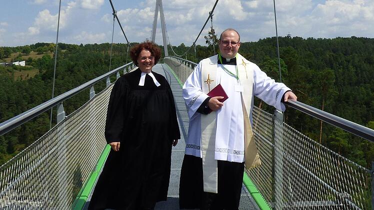 Domvikar Norbert Förster (rechts) und Pfarrerin Karin Volke-Klink (links) segneten die neuen Attraktionen in Pottenstein.Thomas Weichert