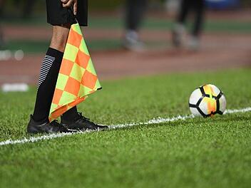 Kurioser Fall aus Großbritannien: Ein Fußball-Schiedsrichter vergisst seine Wurfmünze für die Platzwahl in der Kabine. Er führt die Platzwahl mit Hilfe von "Schere, Stein, Papier" durch. Der Verband "FA" zieht daraus Konsequenzen.  Symbolbild: pixabay.com/chiraphat