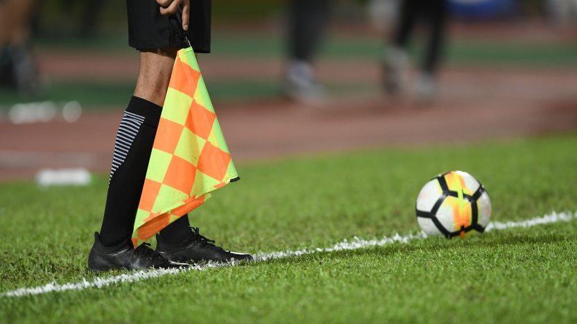 Kurioser Fall aus Großbritannien: Ein Fußball-Schiedsrichter vergisst seine Wurfmünze für die Platzwahl in der Kabine. Er führt die Platzwahl mit Hilfe von "Schere, Stein, Papier" durch. Der Verband "FA" zieht daraus Konsequenzen.  Symbolbild: pixabay.com/chiraphat