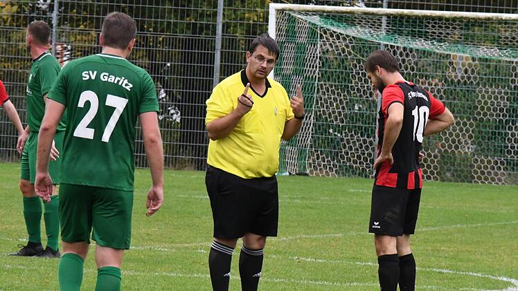 Schiedsrichter Christian Förster ermahnt mit Nachdruck Florian Graf von der SG Obereschenbach beim Spiel in Garitz. Foto: Hopf